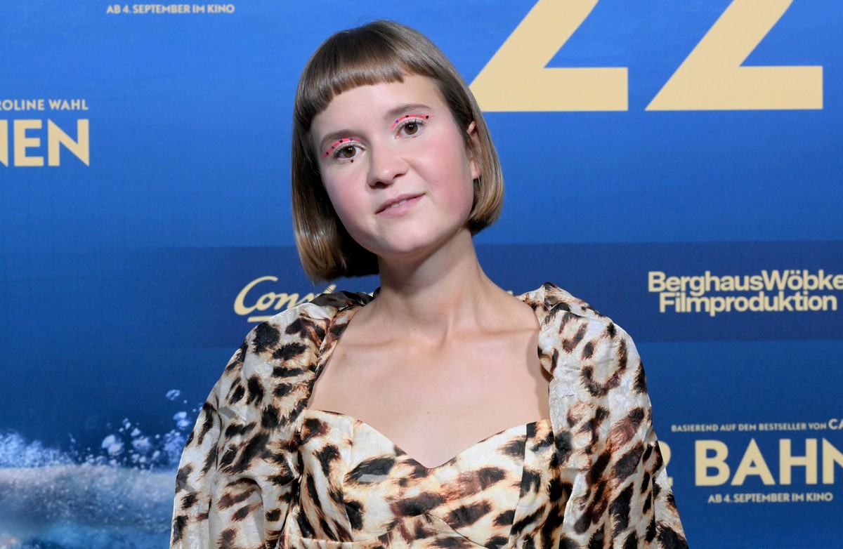 ARCHIV - 24.08.2025, Bayern, München: Die Autorin Caroline Wahl steht bei der Weltpremiere des Films &quot;22 Bahnen&quot; in der Astor Filmlounge im ARRI auf dem Blauen Teppich. (zu dpa: «Stuckrad-Ba ...