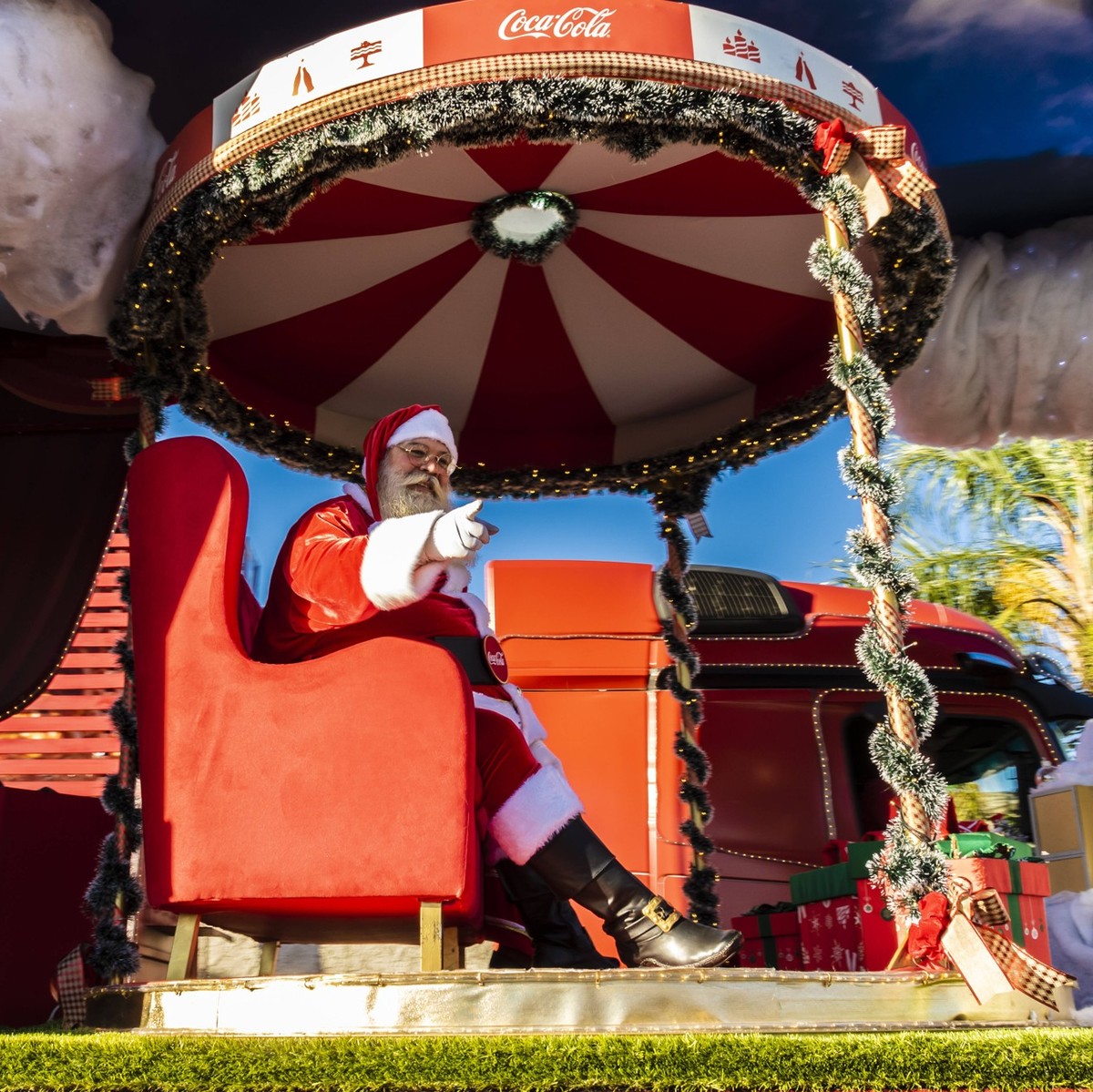 MARLIA, SP - 15.11.2022: CARAVANA DE NATAL COCA COLA - People from Marlia, in the center-west region of the state of So Paulo, receive the traditional Coca-Cola FEMSA Christmas Caravan, with its illum ...