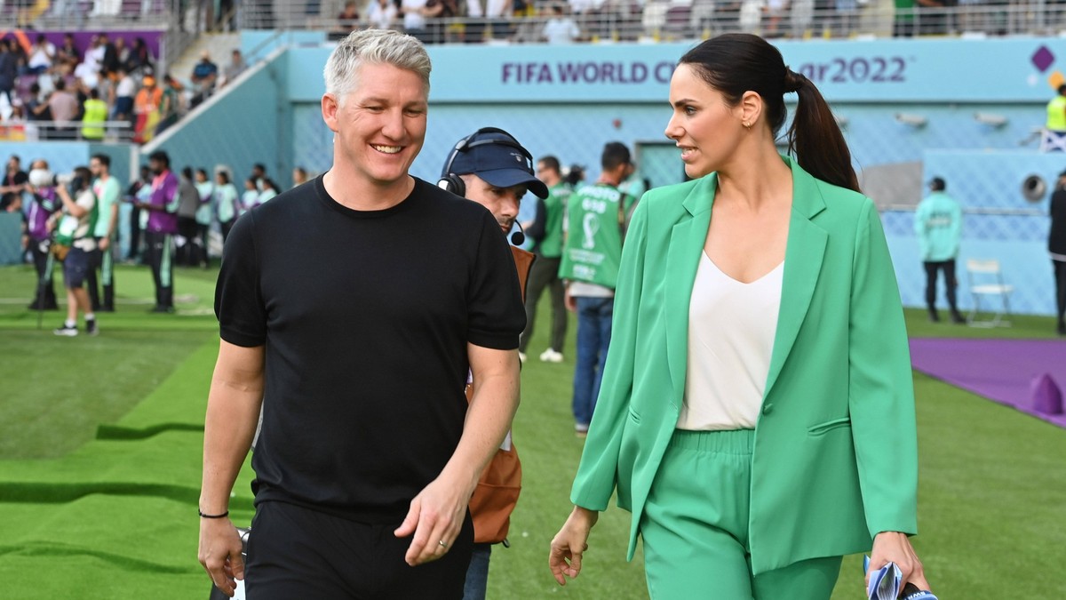v.li: Bastian SCHWEINSTEIGER, GER, Fussball Experte, Esther SEDLACZEK, GER. Moderatorin ARD, Deutschland GER - Japan JPN 1-2 Gruppenphase Gruppe E am 23.11.2022, Khalifa International Stadium. Fussbal ...