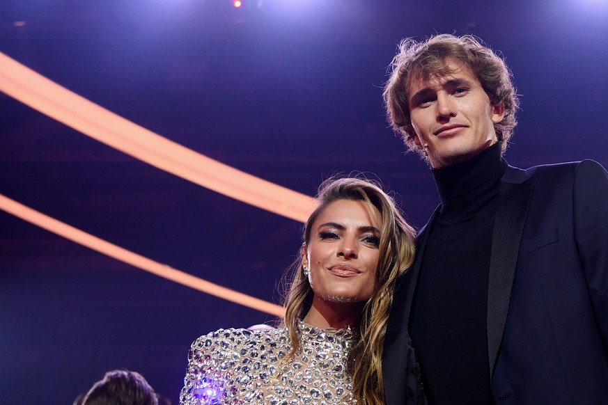 04.12.2021, Berlin: Sophia Thomalla und Tennisspieler Alexander Zverev posieren w