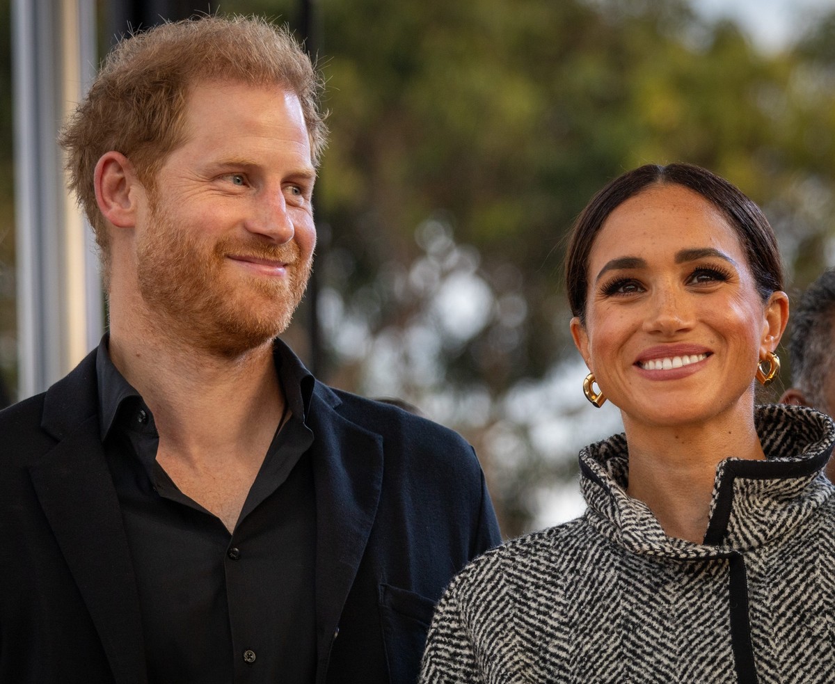 22.09.2023, USA, Santa Barbara: Prinz Harry (l), Herzog von Sussex, und seine Frau Meghan, Herzogin von Sussex, lächeln, während des One805LIVE! Music Festivals auf dem Anwesen von US-Schauspieler Cos ...