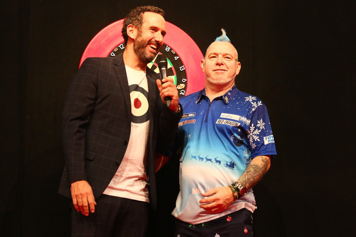 World Darts Gala am 07.12.2019 in der Westfalen Halle Dortmund Elmar Paulke - Dartpapst und Peter Wright - Snakebit *** World Darts Gala on 07 12 2019 in the Westfalen Halle Dortmund Elmar Paulke Dart ...