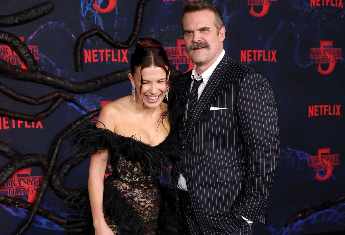HOLLYWOOD, CALIFORNIA - NOVEMBER 06: (L-R) Millie Bobby Brown and David Harbour attend the Los Angeles Premiere of Netflix&#039;s &quot;Stranger Things&quot; Season 5 at TCL Chinese 6 Theatres on Nove ...