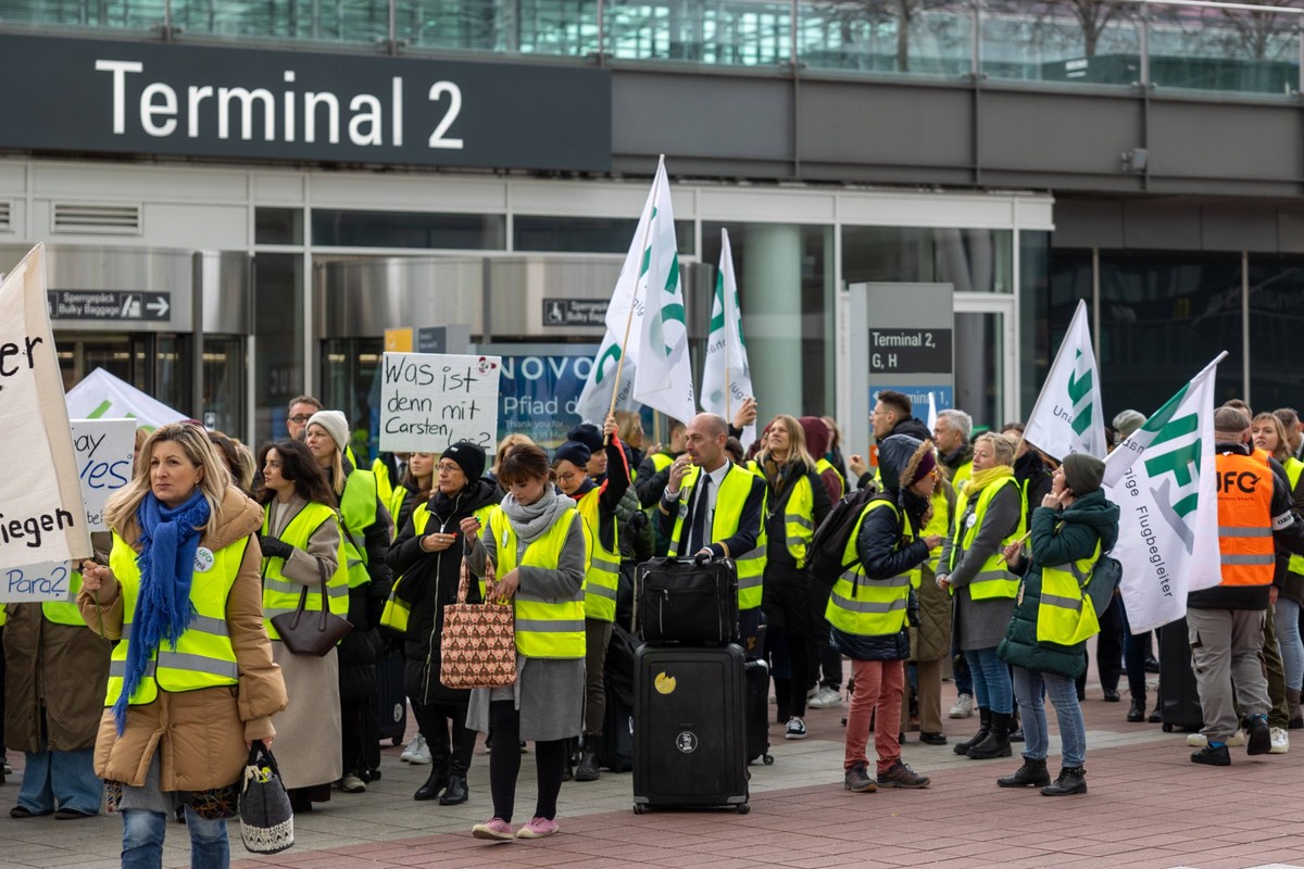 Streik der Flugbegleiter Gewerkschaft UFO am Flughafen M�nchen Die Gewerkschaft des Kabinenpersonals streikt am 13.03.2024 am M�nchener Franz-Josef-Strau� Flughafen von 4 Uhr bis 23 Uhr bei den Flugge ...