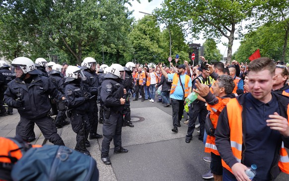 15.07.2022, Hamburg: Polizisten werden nach der Festnahme eines Teilnehmers einer Demonstration der Hafen-Besch�ftigten vor dem Gewerkschaftshaus in der Innenstadt von den Demonstrierenden zur�ckgedr� ...