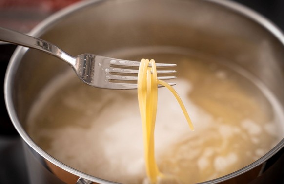 Wer gekochte Nudeln eingefroren hat, kann sie in zwei Minuten im Kochtopf wieder auftauen.