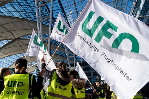 ARCHIV - 07.11.2019, Bayern, München: Flugbegleiter der Unabhängigen Flugbegleiter Organisation UFO haben sich bei einem Streik zu einer Kundgebung vor dem Terminal am Münchner Flughafen versammelt. D ...