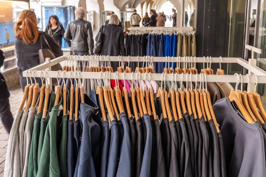 Modeladen, Bummeln und Shopping in der Altstadt, Landshut, Februar 2024 Deutschland, Landshut, Februar 2024, Bummeln und Shopping in der Landshuter Altstadt, Passanten beim Stadtbummel in den Arkaden, ...