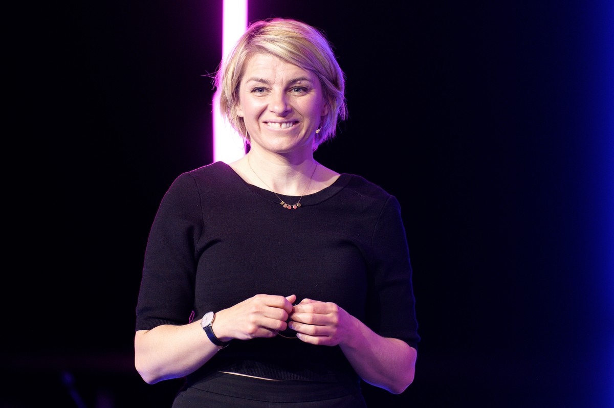 ARCHIV - 29.05.2021, Nordrhein-Westfalen, K�ln: Die Moderatorin Sabine Heinrich steht bei einer Probe zur Veranstaltung &quot;Remix2! Oder: Wie man die Welt noch sehen kann!&quot; im Rahmen der Lit.Co ...