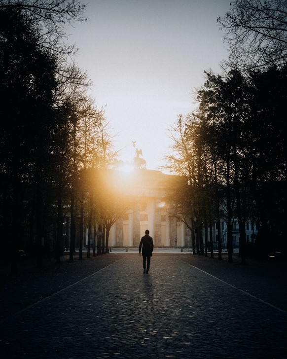 Menschenleere Straßen am Brandenburger Tor können nur extreme Frühaufsteher:innen erleben.