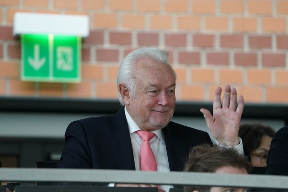 22 February 2023, Schleswig-Holstein, Kiel: Wolfgang Kubicki (FDP), Vice President of the German Bundestag, is welcomed in the visitors' gallery at the beginning of the state parliament session in the Landeshaus.  Photo: Marcus Br...