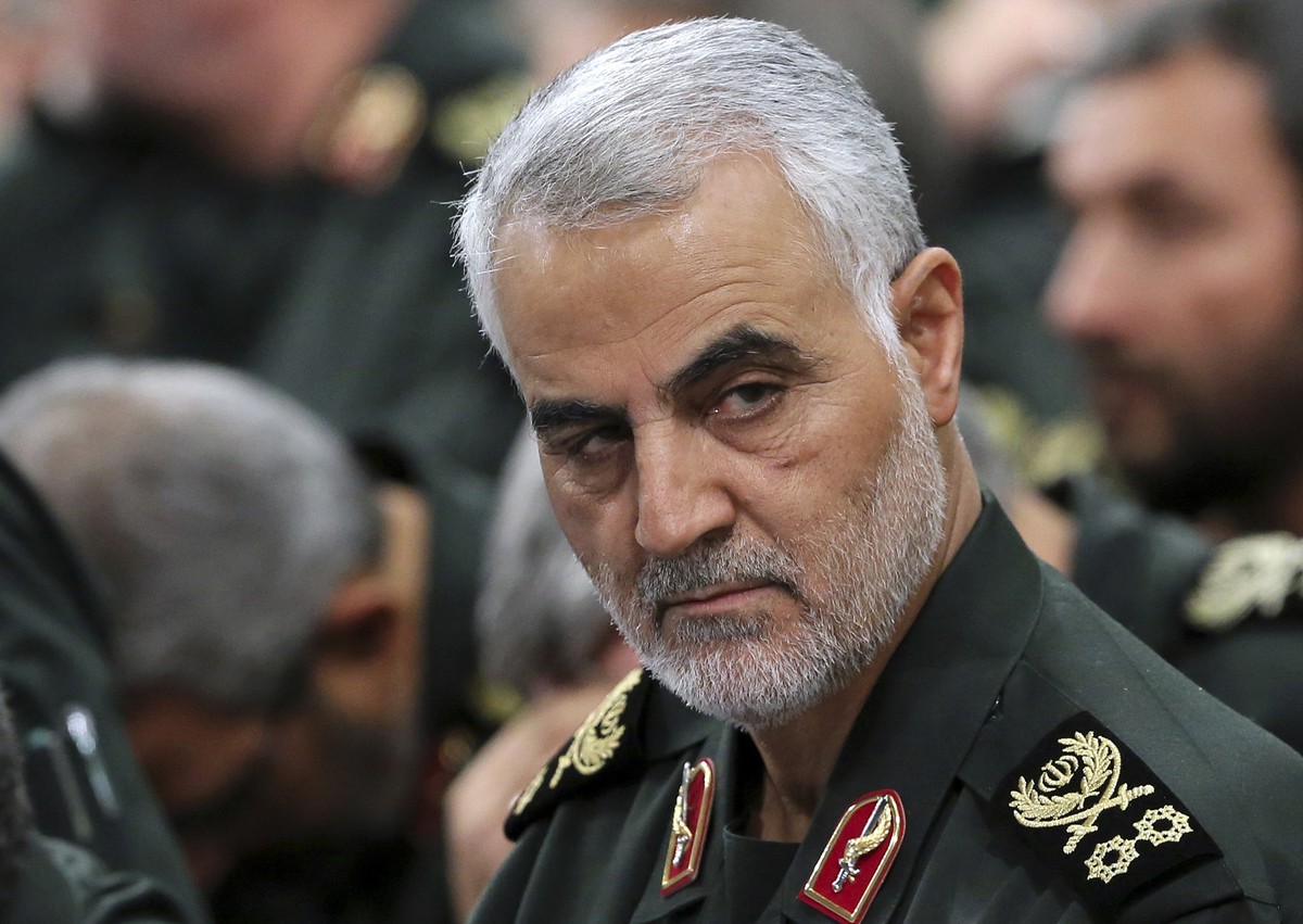 ARCHIV - 18.10.2016, Iran, Teheran: Ghassem Soleimani, General der iranischen Al-Kuds-Brigaden, nimmt an einem Treffen mit dem obersten Religionsf�hrer des Iran Chamenei teil. (zu &quot;Am Todestag: M ...