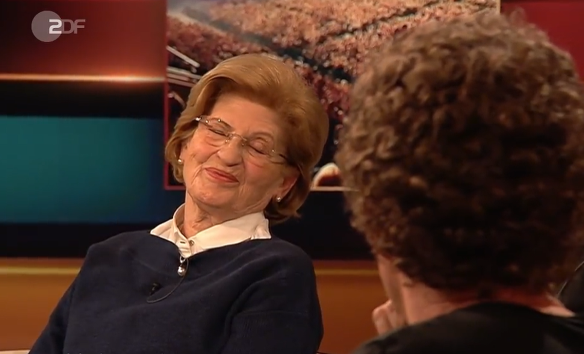 Eva lächelt, sie versteht
