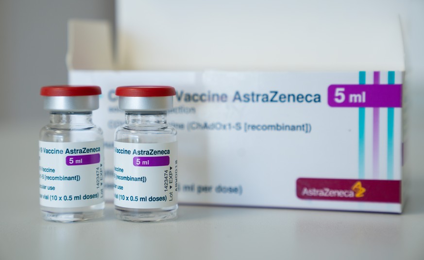 25.03.2021, Bayern, Naila: In einer Hausarztpraxis stehen Ampullen des Corona-Impfstoffs des Schwedisch-Britischen Herstellers AstraZeneca auf einem Tisch. Haus
