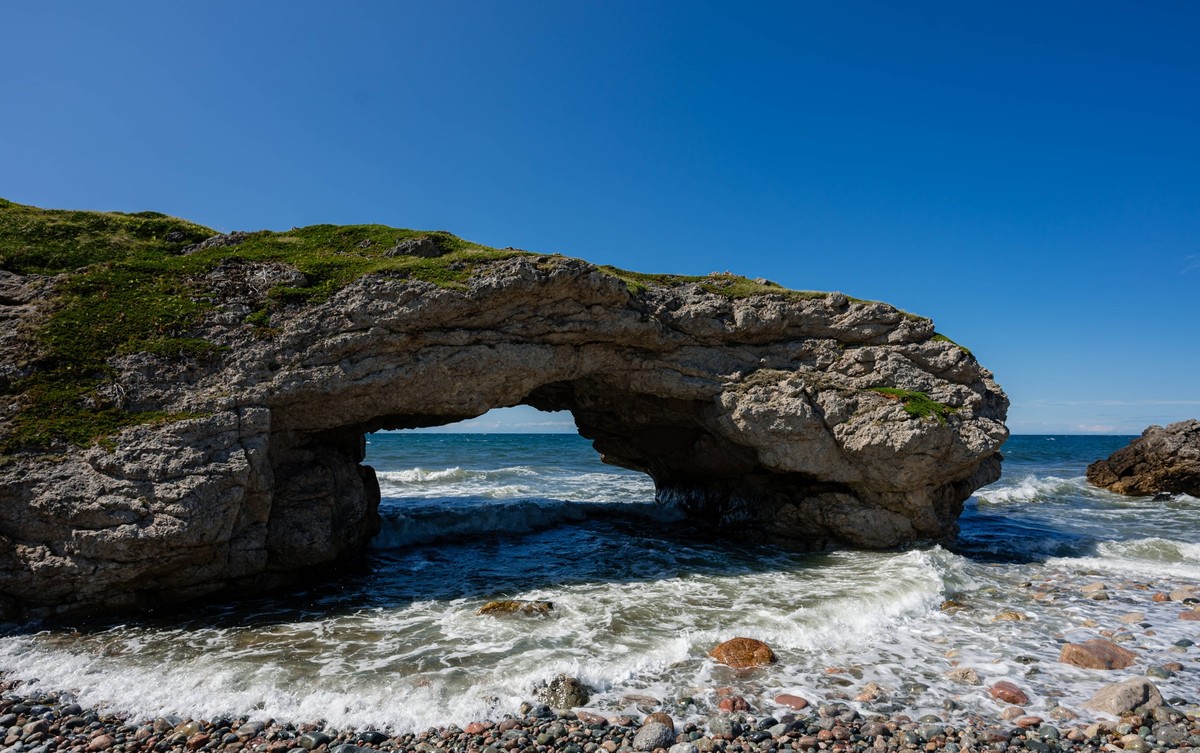 View of natural rock arch on beach in Newfoundland, Canada. Portland Creek, Newfoundland and Labrador, Canada R_DOHO24091370-1530853-01
