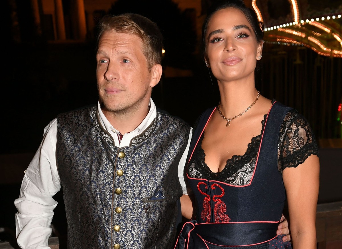ARCHIV - 18.09.2022, Bayern, München: Der Comedian Oliver Pocher und seine Frau Amira feiern beim Almauftrieb" vor dem Käfer-Zelt auf dem Oktoberfest. In einem Prozess um einen Einbruch wird am 2 ...