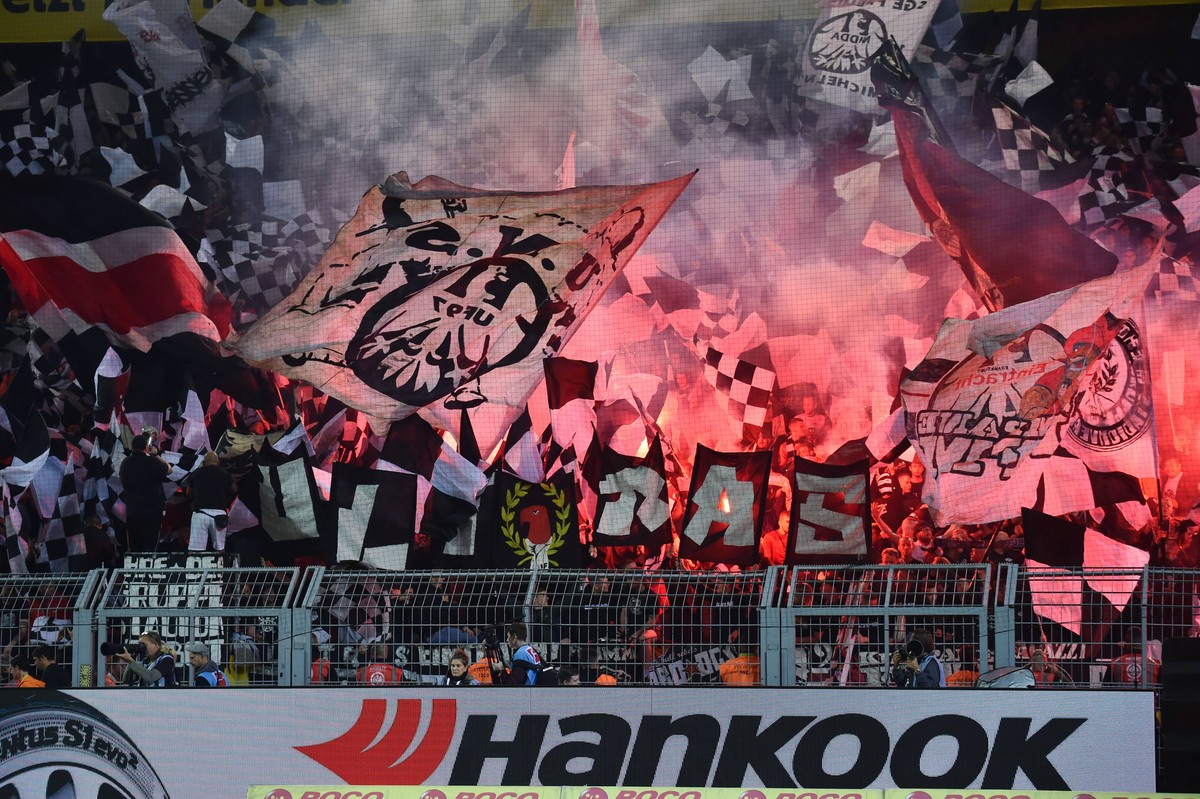 14.09.2018, Fussball GER, Saison 2018 2019, 1. Bundesliga, 3. Spieltag, Borussia Dortmund - Eintracht Frankfurt 3:1, Bengalos im Frankfurter Fanblock DFL REGULATIONS PROHIBIT ANY USE OF PHOTOGRAPHS AS ...