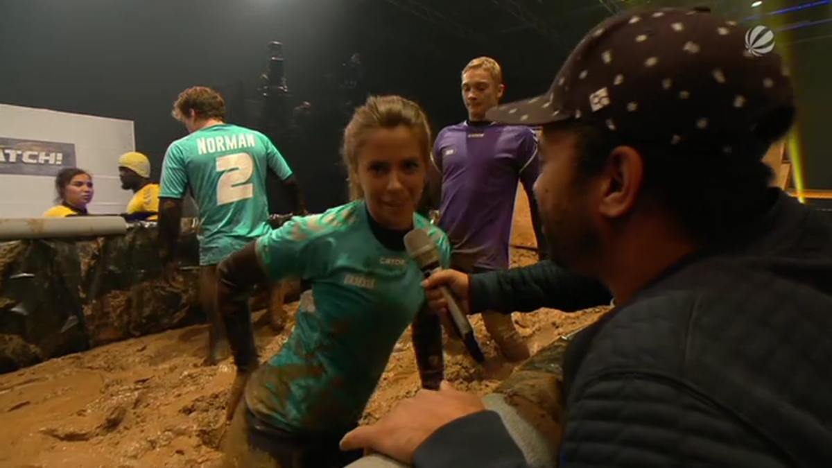 Vanessa Mai, mit Matsch beschmiert.