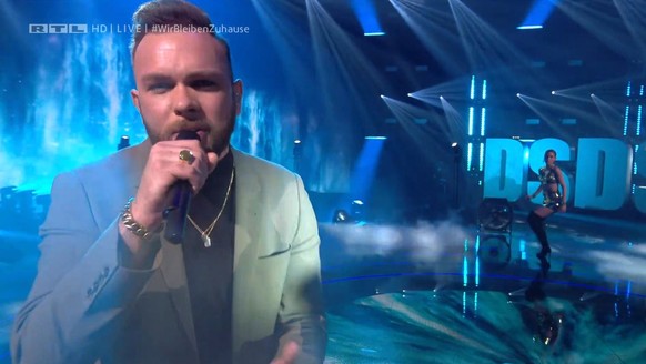 Joshua eröffnete das "DSDS"-Finale mit "Supergirl".