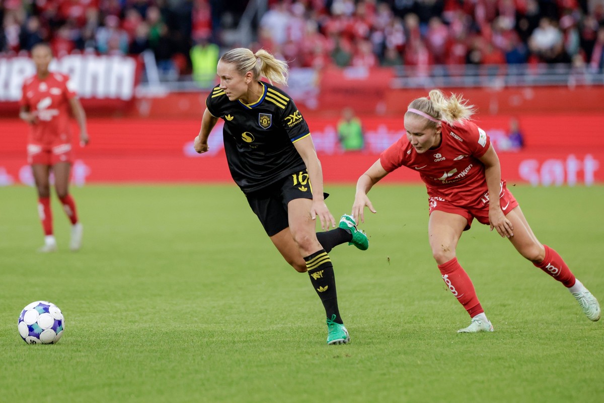 Champions League qualification 2025: SK Brann Women and Manchester United, ManU Bergen 20250911. Manchester United s Lisa Fjeldstad Naalsund and Brann s Nea Lehtola during the Champions League qualify ...