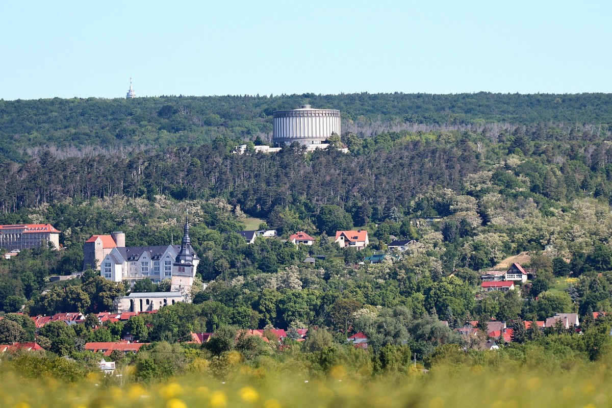 Bad Frankenhausen 21.05.2025, Bad Frankenhausen, Blick auf das Panorama oberhalb der Stadt, auf der linken Seite sieht man den schiefen Turm / Kirchturm *** Bad Frankenhausen 21 05 2025, Bad Frankenha ...