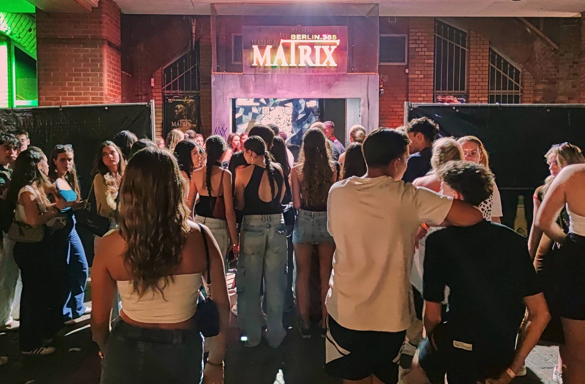Berlin, Deutschland, 02.07.2025: Matrix: Dienstags-Party: Junge Leute stehen in der Warteschlange vor dem Eingang *** Berlin, Germany, 02 07 2025 Matrix Tuesday Party Young people queuing in front of  ...