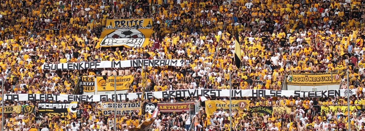28.08.2016, xkvx, Fussball 2.Bundesliga, Dynamo Dresden - FC St. Pauli, emspor , v.l. Dresdener Fans / Schal / Stimmung / Gesang / Fahne / Banner / Banner zwecks Bullenkopf im Innenraum Dresden

28  ...