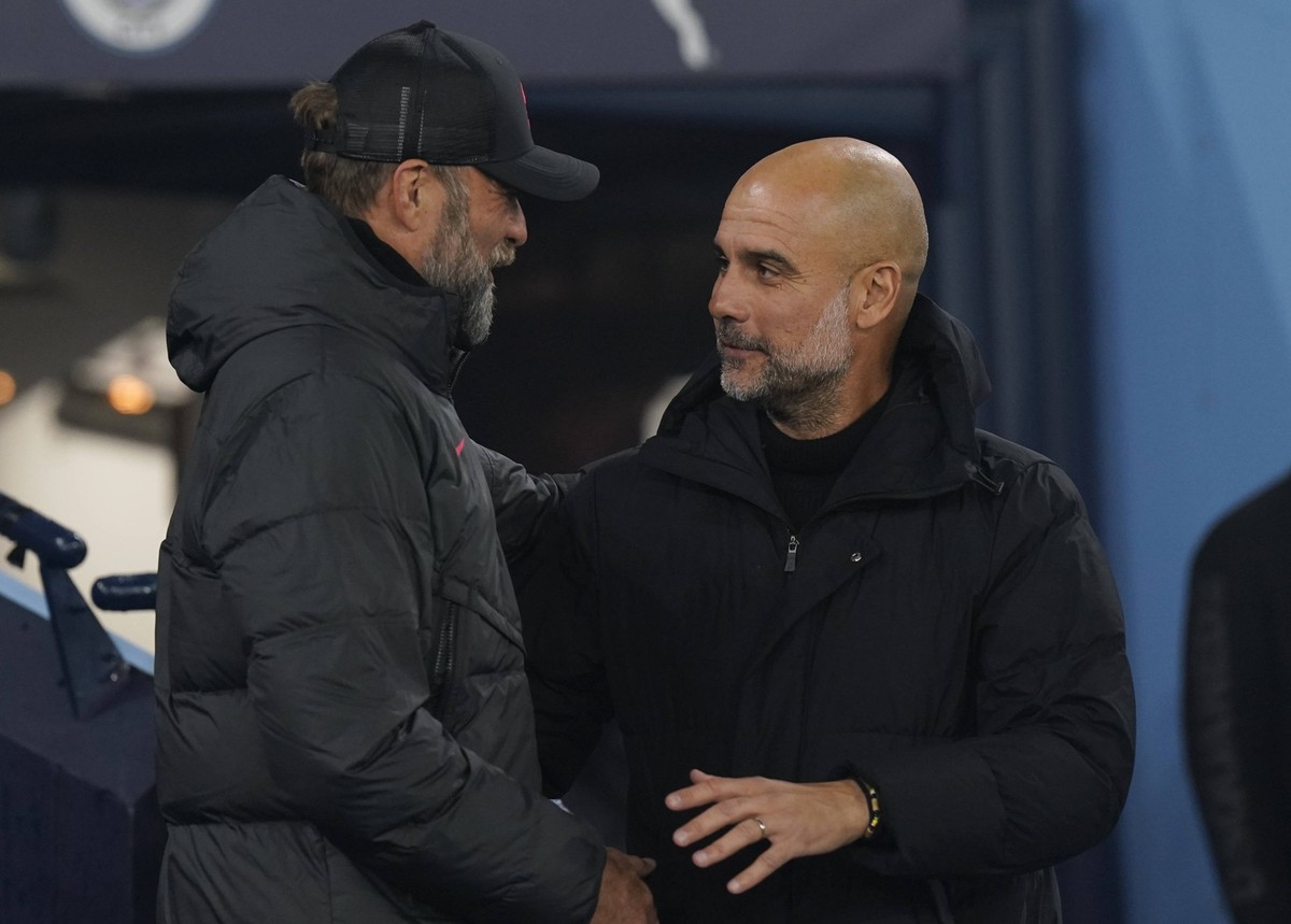 Manchester, England, 22nd December 2022. Jurgen Klopp manager of Liverpool greeted by Josep Guardiola manager of Manchester City during the Carabao Cup match at the Etihad Stadium, Manchester. Picture ...