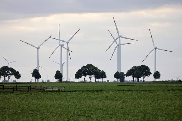Windkraftanlagen stehen auf einem Feld bei Bergheim. Die Ampelkoalition hat den Ausbau erneuerbarer Energien beschlossen. Danach sollen bis 2030 mindestens 11,5 Gigawatt aus Windenergie produziert wer ...