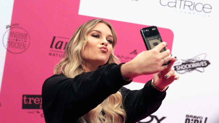 BERLIN, GERMANY - OCTOBER 27: Dagi Bee arrives at the pink carpet for the GLOW - The Beauty Convention at Station on October 27, 2018 in Berlin, Germany. (Photo by Alexander Hassenstein/Getty Images)