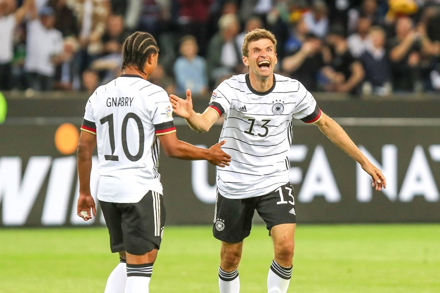 Die deutschen Nationalspieler Serge Gnabry und Thomas Müller sind Teil eines Rapvideos zur WM 2022.