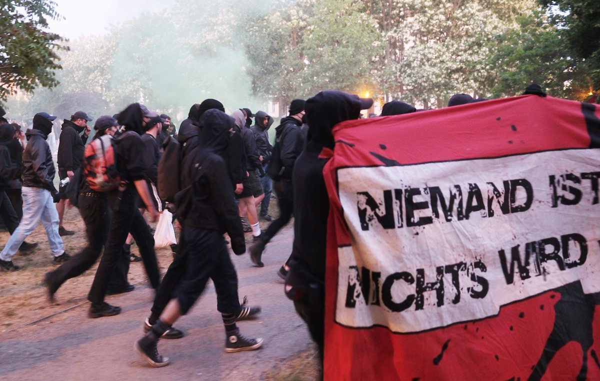 31.05.2023, Sachsen, Leipzig: Teilnehmer einer linken Demonstration im Lene Voigt-Park.. Anlass ist die Verurteilung der Linksextremstin Lina E. vor dem sächsischen Oberlandesgericht wegen Angrifffen  ...