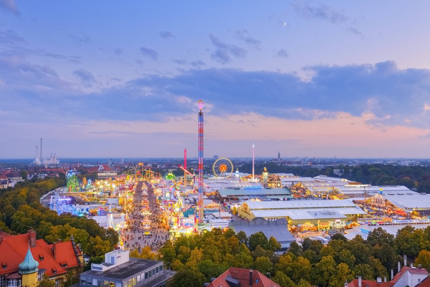 Germany, Bavaria, Munich, View of Oktoberfest fair on Theresienwiese in the evening PUBLICATIONxINxGERxSUIxAUTxHUNxONLY SIEF07656