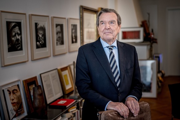ARCHIV - 14.03.2024, Niedersachsen, Hannover: Gerhard Schröder (SPD), Bundeskanzler von 1998 bis 2005, aufgenommen in seiner Kanzlei. (zu dpa: «Burnout - Altkanzler Schröder begibt sich in Behandlung» ...