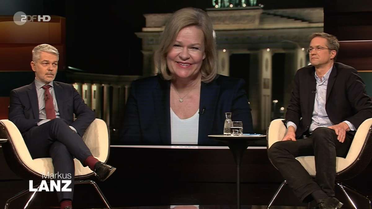 Bundesinnenministerin Nancy Faeser (SPD) lässt Lanz elegant abgleiten. Militärexperte Carlo Masala (li.) und Soziologe Gerald Knaus (r.) hören zu.