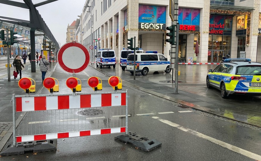 10.12.2022, Sachsen, Dresden: Die Polizei hat die Altmarktgalerie nach einer Geiselnahme abgesperrt. Foto: J