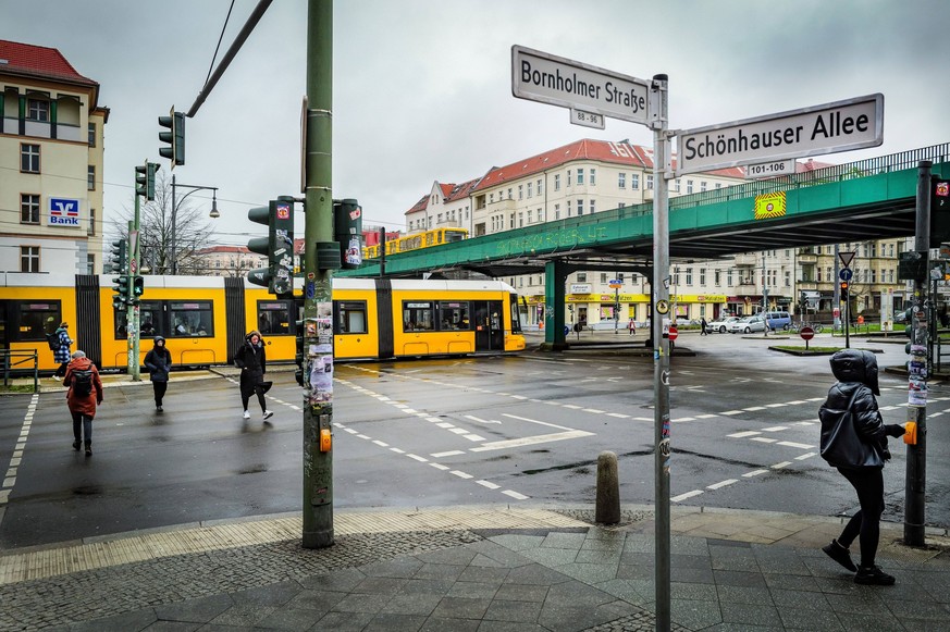 An der Schönhauser Allee im Berliner Prenzlauer Berg gibt es viel ÖPNV.