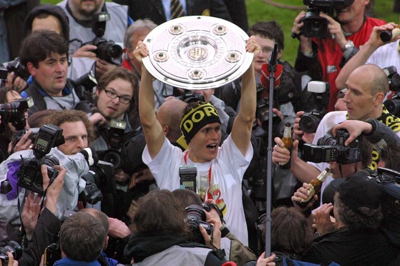 Fußball, Borussia Dortmund, Deutscher Meister 2002 Meisterfeier BVB: Sebastian Kehl mit der Meisterschale und Jan Koller re. im Blickpunkt des Medieninteresses