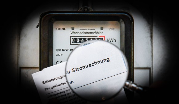 Symbolfoto, Stromrechnung, Stromz�hler, Stromverbrauch, Stromkosten *** Symbol photo Electricity bill Electricity meter Electricity consumption Electricity costs