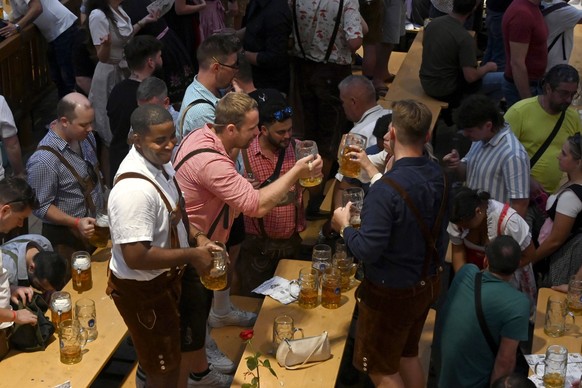 Besucher im Festzelt auf dem 188. Oktoberfest 2023 auf der Theresienwiese. M�nchen, 16.09.2023 *** Visitors in the marquee at the 188 Oktoberfest 2023 at the Theresienwiese Munich, 16 09 2023 Foto:xB. ...