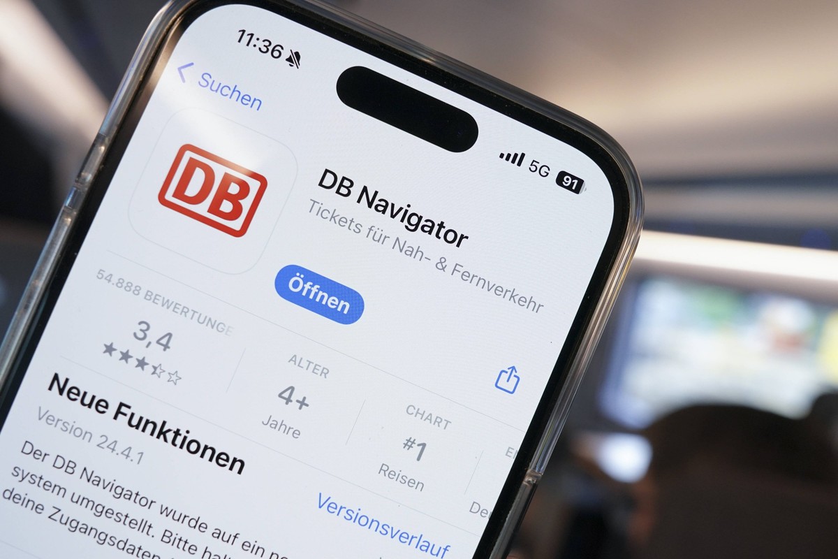 Symbolfoto des neuen DB und Deutsche Bahn Navigator Symbolbild und Themenbild der APP des neuen DB Navigator in der neu gestalteten 1. Klasse eines ICE der Deutschen Bahn Deutschland *** Symbol photo  ...