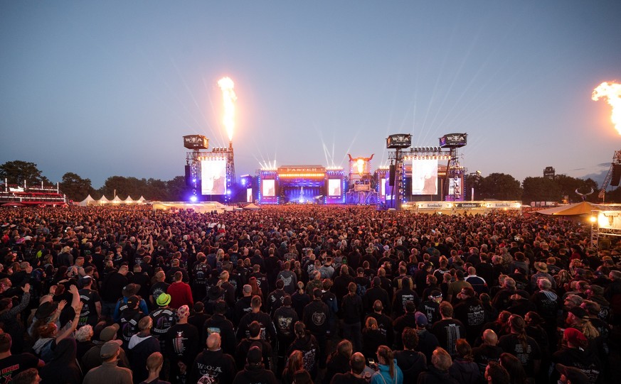 Das Wacken Open Air ist eines der größten Heavy Metal-Festivals in Europa. 85.000 Fans besorgen sich jedes Jahr ein Ticket für das Groß-Event, die größten Acts der Szene treten dort auf. Die Tickets s ...