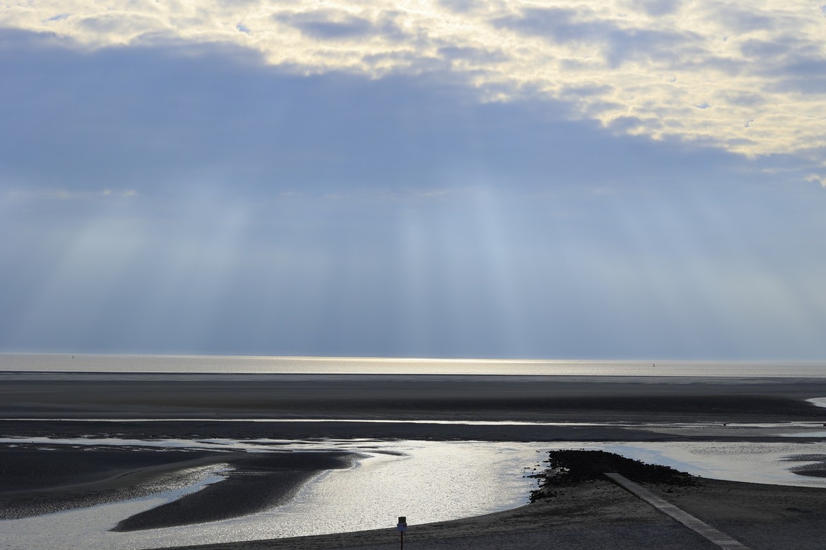 Rays of the evening sun shine over the North Sea near Borkum, Rays of the evening sun shine over the North Sea near Borkum, Rays of the evening sun shine over the North Sea near Borkum, 07.07.2023, Co ...