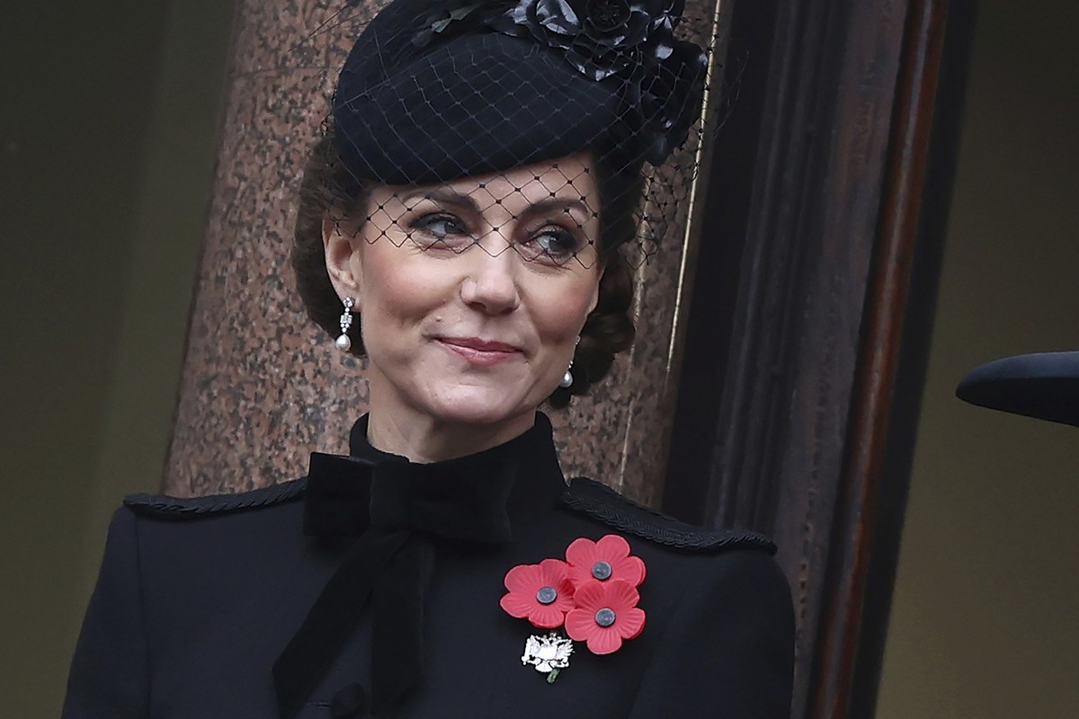 10.11.2024, Großbritannien, London: Großbritanniens Kate, Prinzessin von Wales, steht auf einem Balkon während des nationalen Gedenkgottesdienstes am Kenotaph. Erstmals seit dem Ende ihrer Chemotherap ...