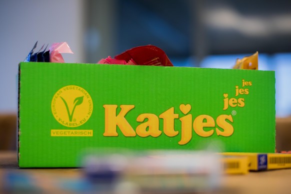 15.01.2019, Nordrhein-Westfalen, Düsseldorf: Produkte der Katjes International stehen auf einem Tisch in der Zentrale. Foto: Rolf Vennenbernd/dpa
