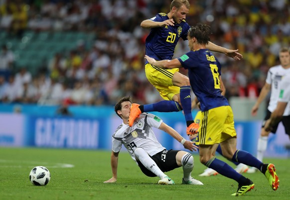 holte sich bei dem TRitt von Ola Toivonen of Sweden eine blutige Nase Sebastian Rudy Deutschland Germany 
Vorrunde Gruppe F Deutschland - Schweden 2:1 
Germany - Sweden
Fussball Weltmeisterschaft Russ ...