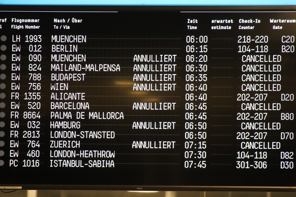 Blick auf die Anzeigetafel am Flughafen Köln/Bonn: Viele Eurowings-Flüge fallen wegen eines Pilotenstreiks aus.