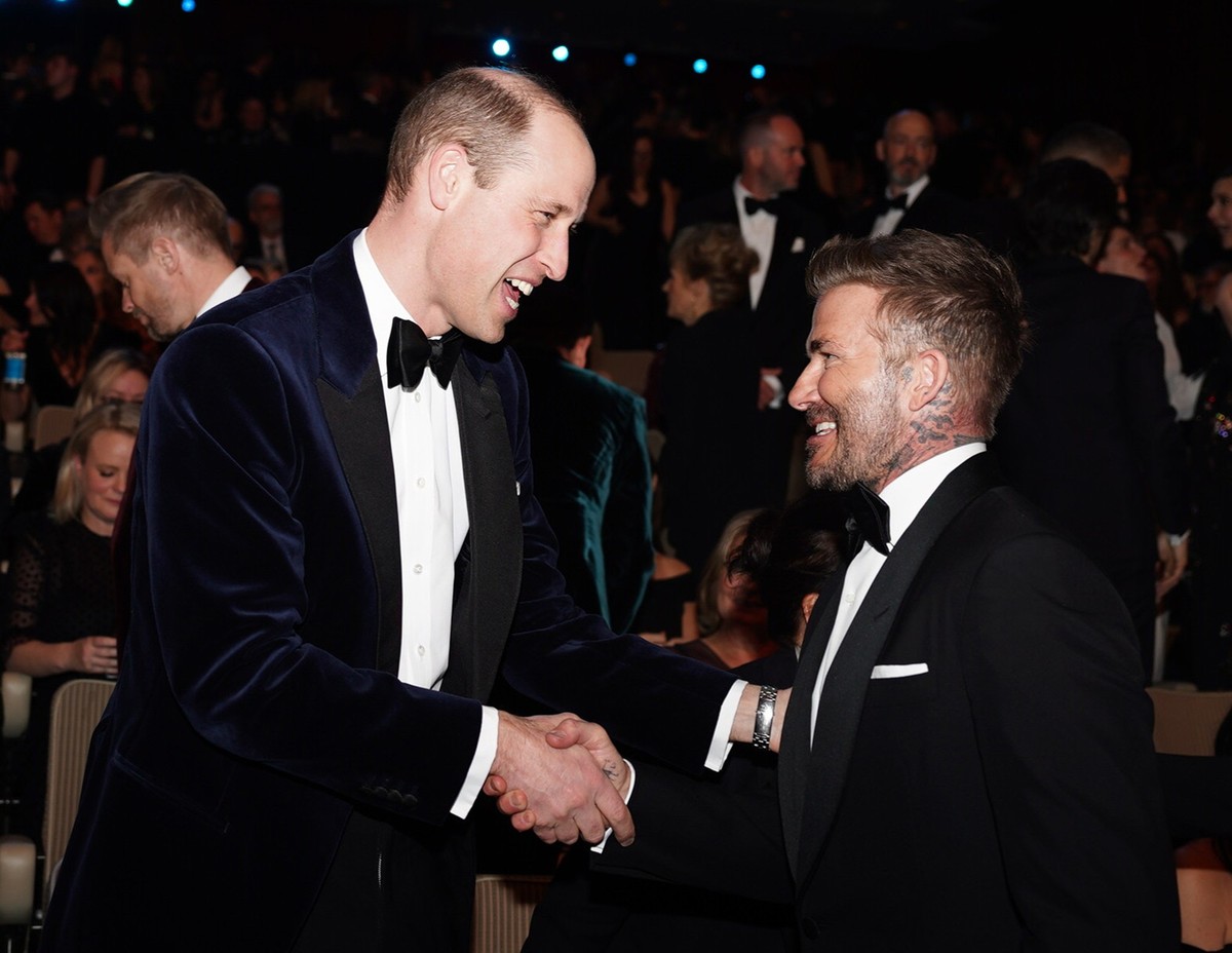 dpatopbilder - 18.02.2024, Gro�britannien, London: William (l), Prinz von Wales und Pr�sident der Bafta spricht mit David Beckham, Ex-Fu�ballspieler aus Gro�britannien, vor der Verleihung der Bafta Fi ...