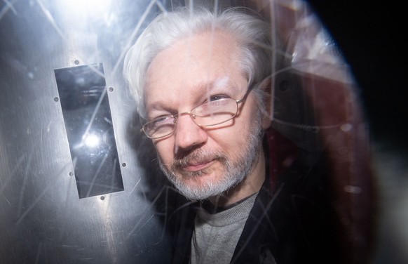 ARCHIV - 13.01.2020, Großbritannien, London: Wikileaks-Gründer Julian Assange verlässt das Gericht Westminster Magistrates Court nach einer Anhörung zum Auslieferungsgesuch der USA. Der Gründer der En ...