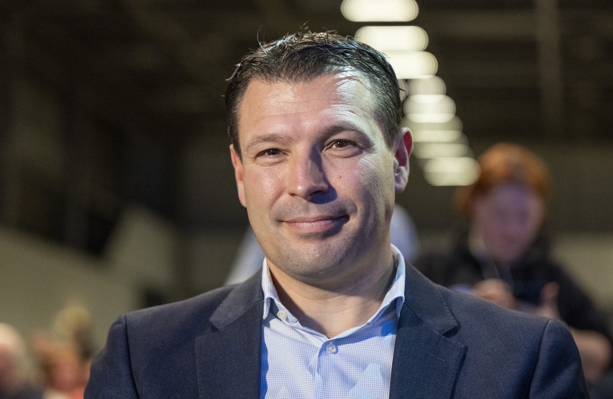 ARCHIV - 15.10.2023, Berlin: Fu�ball: 2. Bundesliga, Hertha BSC, Mitgliederversammlung in der Messe Berlin. Benjamin Weber, Sportdirektor von Hertha BSC, l�chelt vor der Versammlung. Weber sieht die B ...